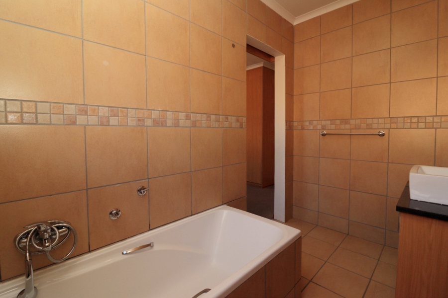 2 Bedroom Property for Sale in Langenhovenpark Free State